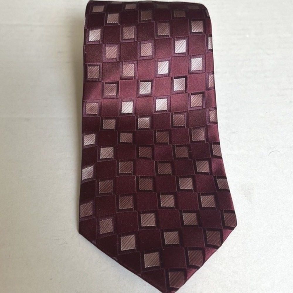 Kenneth Cole Reaction Men Silk Neck Tie Burgundy Geometric Classic Preppy Formal